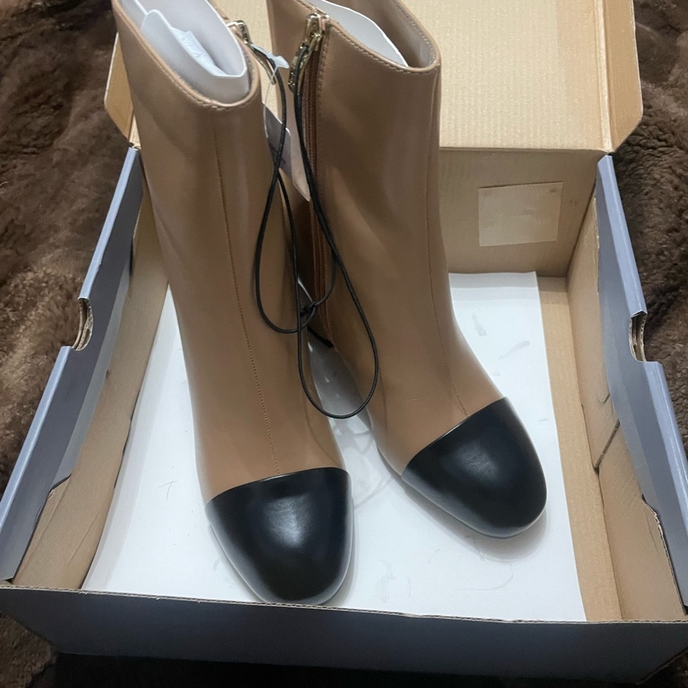 NWT Liz Claiborne Retro Style Tan and Black Ankle Booties Size 7 - Picture 5 of 15